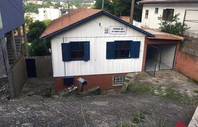 Imagem: A casa possui 3 Dormitórios, 1 Banheiro, 1 Vaga na garagem