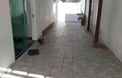 Imagem: A casa possui 3 Dormitórios, 1 Banheiro, 1 Vaga na garagem