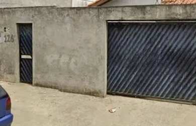 Imagem: A casa possui 2 Dormitórios, 1 Banheiro, 2 Vagas na garagem