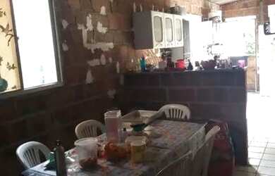 Imagem: A casa possui 4 Dormitórios, 3 Banheiros, 1 Vaga na garagem