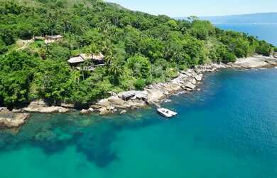 Imagem: A casa possui 4 Dormitórios, 5 Banheiros, 385m² de Área