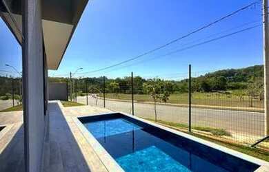 Imagem: A casa em condomínio possui 3 Dormitórios, 2 Banheiros, 4