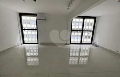 Imagem: O depósito possui 2 Vagas na garagem e 135m² de Área e está