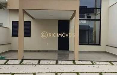 Imagem: A casa em condomínio possui 3 Dormitórios, 2 Banheiros, 2