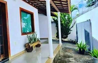 Imagem: A casa possui 3 Dormitórios, 1 Banheiro, 2 Vagas na garagem