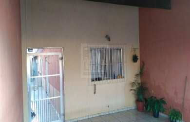 Imagem: A casa possui 2 Dormitórios, 1 Banheiro, 2 Vagas na garagem