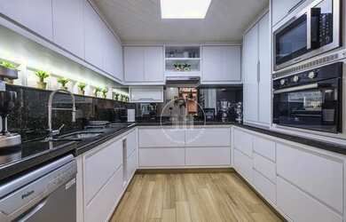 Imagem: A casa possui 3 Dormitórios, 5 Banheiros, 4 Vagas na garagem