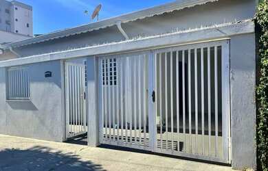 Imagem: A casa possui 2 Dormitórios, 1 Banheiro, 1 Vaga na garagem