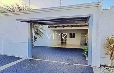 Imagem: A casa possui 3 Dormitórios, 2 Banheiros, 3 Vagas na garagem