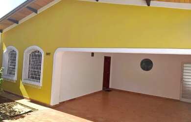 Imagem: A casa possui 3 Dormitórios, 2 Banheiros, 2 Vagas na garagem