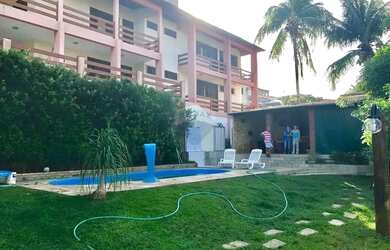 Imagem: A casa possui 5 Dormitórios, 5 Banheiros, 4 Vagas na garagem