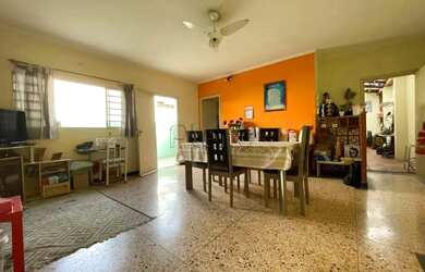 Imagem: A casa possui 3 Dormitórios, 3 Banheiros, 3 Vagas na garagem