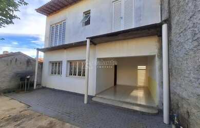 Imagem: A casa possui 4 Dormitórios, 5 Banheiros, 5 Vagas na garagem