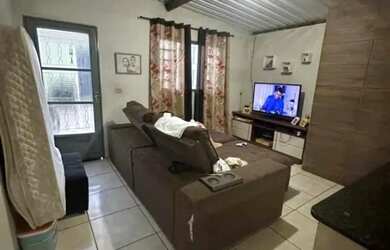 Imagem: A casa possui 2 Dormitórios e 1 Banheiro e está localizado