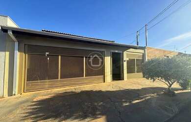 Imagem: A casa possui 3 Dormitórios, 3 Banheiros, 2 Vagas na garagem