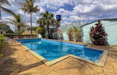 Imagem: A casa possui 5 Dormitórios, 4 Banheiros, 800m² de Área e