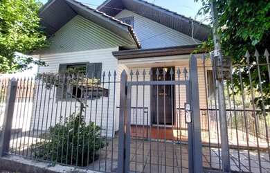 Imagem: A casa possui 3 Dormitórios, 1 Banheiro, 1 Vaga na garagem