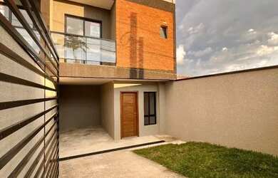 Imagem: A casa possui 3 Dormitórios, 2 Banheiros, 1 Vaga na garagem