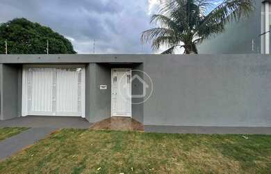 Imagem: A casa possui 4 Dormitórios, 3 Banheiros, 5 Vagas na garagem