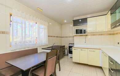 Imagem: A casa possui 4 Dormitórios, 4 Banheiros, 2 Vagas na garagem