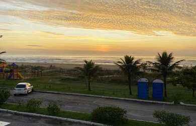 Imagem: A casa possui 3 Dormitórios, Acomodam 6 pessoas, 3 Vagas na