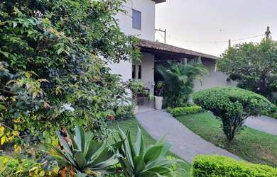 Imagem: A casa possui 5 Dormitórios, 2 Banheiros, 3 Vagas na garagem