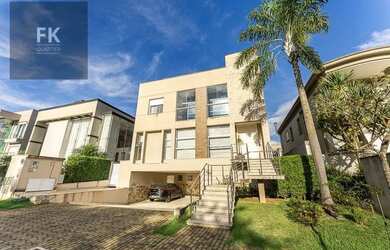 Imagem: A casa em condomínio e possui 5 Dormitórios, 5 Banheiros