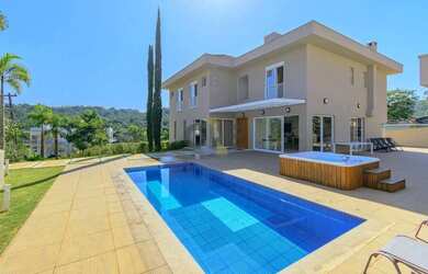 Imagem: A casa em condomínio possui 4 Dormitórios, 5 Banheiros, 5