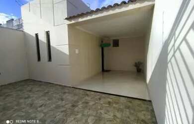 Imagem: A casa possui 3 Dormitórios, 2 Banheiros, 1 Vaga na garagem