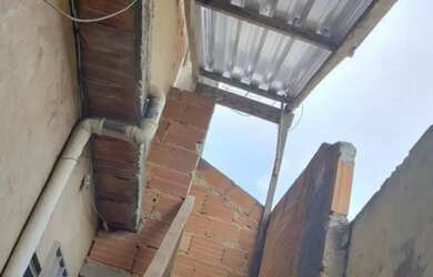 Imagem: A casa possui 2 Dormitórios, 2 Banheiros, 2 Vagas na garagem