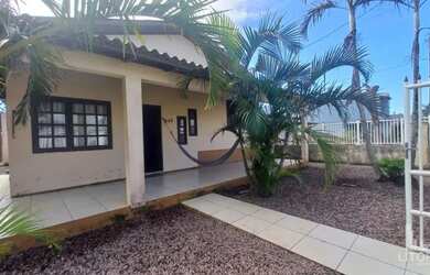 Imagem: A casa possui 4 Dormitórios, 2 Banheiros, 3 Vagas na garagem