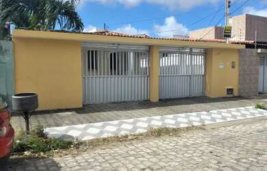 Imagem: A casa possui 4 Dormitórios, 3 Banheiros, 3 Vagas na garagem