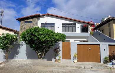 Imagem: A casa em condomínio possui 5 Dormitórios, 3 Banheiros e 5