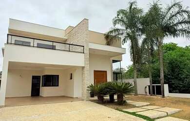 Imagem: A casa possui 4 Dormitórios, 5 Banheiros, 4 Vagas na garagem