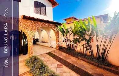 Imagem: A casa possui 3 Dormitórios, 4 Banheiros, 5 Vagas na garagem