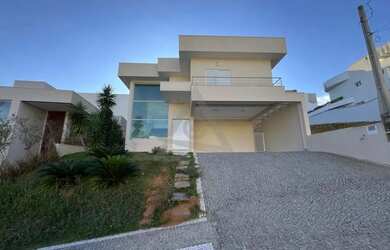 Imagem: A casa em condomínio possui 4 Dormitórios, 2 Banheiros, 4