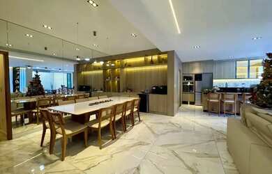 Imagem: A casa possui 4 Dormitórios, 5 Banheiros, 4 Vagas na garagem