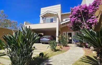 Imagem: A casa possui 3 Dormitórios, 2 Banheiros, 4 Vagas na garagem