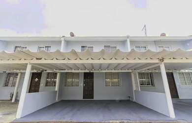 Imagem: A casa possui 3 Dormitórios, 1 Banheiro, 2 Vagas na garagem