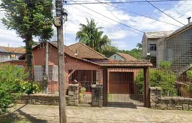 Imagem: A casa possui 4 Dormitórios, 3 Banheiros, 2 Vagas na garagem