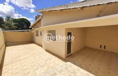 Imagem: A casa possui 4 Dormitórios, 2 Banheiros, 4 Vagas na garagem