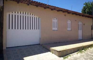 Imagem: A casa possui 3 Dormitórios, 1 Banheiro, 3 Vagas na garagem