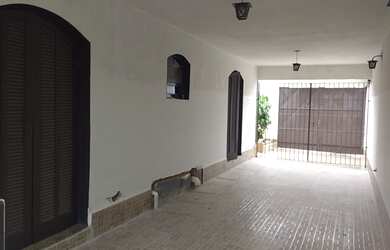 Imagem: A casa possui 2 Dormitórios, 2 Banheiros, 4 Vagas na garagem