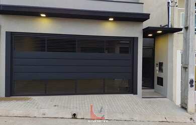 Imagem: A casa possui 3 Dormitórios, 2 Banheiros, 2 Vagas na garagem