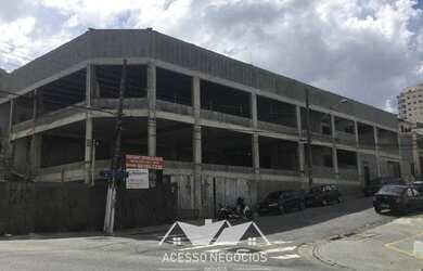 Imagem: O depósito possui 5 Vagas na garagem, 830m² de Área e está