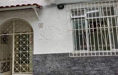 Imagem: A casa possui 3 Dormitórios, 2 Banheiros, 1 Vaga na garagem