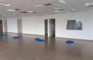 Imagem: O depósito possui 5 Vagas na garagem e 300m² de Área e está