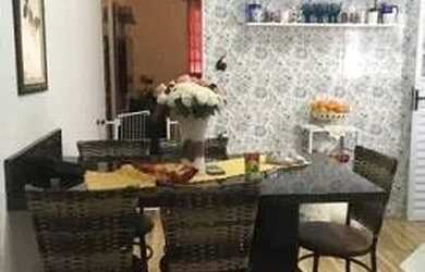 Imagem: A casa possui 3 Dormitórios, 2 Banheiros, 1 Vaga na garagem