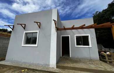 Imagem: A casa possui 3 Dormitórios, 1 Banheiro, 1 Vaga na garagem