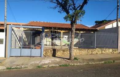 Imagem: A casa possui 3 Dormitórios, 1 Banheiro, 1 Vaga na garagem